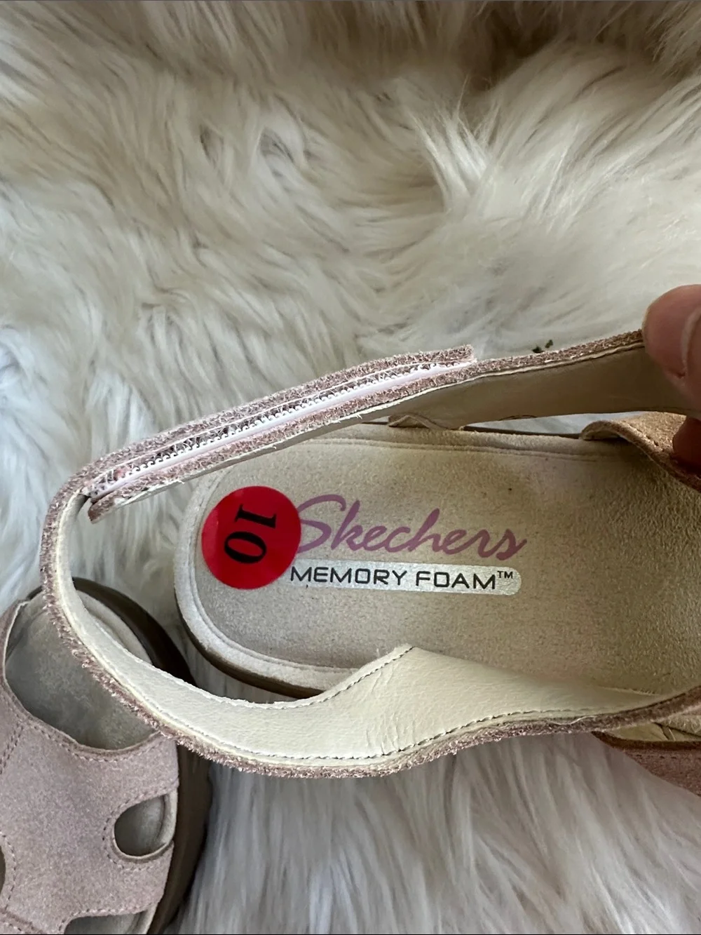 Skechers women’s Pink Suede Memory Foam Sandals/10